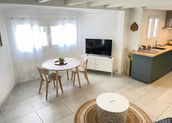 Апартаменти Charming Southern House *